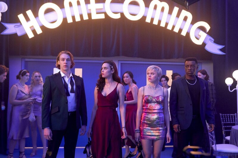L-R: Cooper van Grootel as Nate Macauley, Marianly Tejada as Bronwyn Rojas, Annalisa Cochrane as Addy Prentiss, Chibuikem Uche as Cooper Clay. – Bild: RTL /​ © 2021 Universal Content Productions LLC