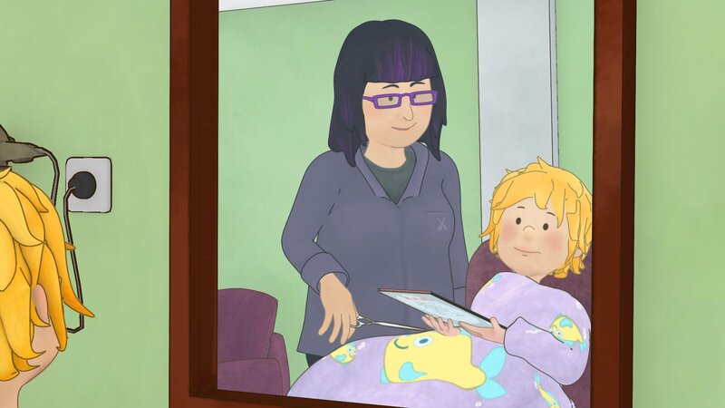 Conni gefällt ihr neuer Haarschnitt. – Bild: Henning Windelband (Youngfilms GmbH)