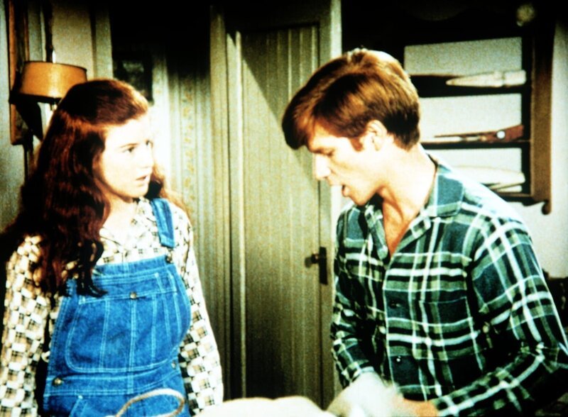 Ben Walton (Eric Scott, r.) möchte eigene Wege gehen. Seine Schwester Elizabeth (Kami Cotler, l.) hat, wie die übrige Familie, kein Verständnis dafür. – Bild: WARNER BROS. INTERNATIONAL TELEVISION