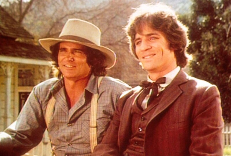 Adam (Linwood Boomer, r.) und Charles (Michael Landon, l.) sind sehr stolz auf Laura. Denn sie hat durch energisches Verhandlungsgeschick eine neue Bleibe für die Blindenschule angemietet. – Bild: Sat.1 Gold