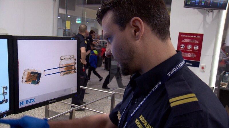 Beamte in Sydney sichern einer ankommenden Frau große Mengen verbotener Lebensmittel. – Bild: Seven Productions 2018 Lizenzbild frei