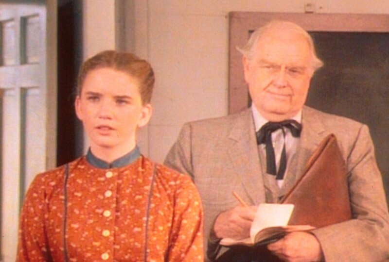 Der Schulrat Mr. Williams (Parley Bear, r.) ist sehr zufrieden mit der neuen Lehrerin. Denn Laura (Melissa Gilbert, l.) ist es gelungen, einen schlechten Schüler zum Lernen zu motivieren. – Bild: Worldvision Lizenzbild frei Der Schulrat Mr. Williams (Parley Bear, r.) ist sehr zufrieden mit der neuen Lehrerin. Denn Laura (Melissa Gilbert, l.) ist es gelungen, einen schlechten Schüler zum Lernen zu motivieren. – Bild: Worldvision Lizenzbild frei