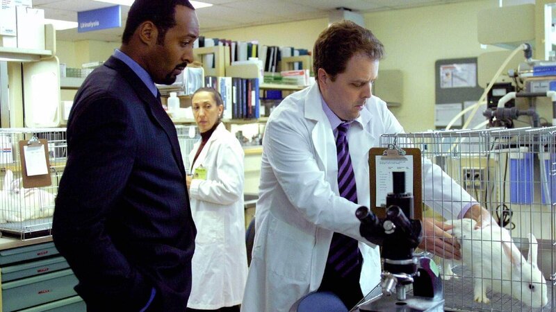 Detective Ed Green (Jesse L. Martin, l.) und Dr. Jon Lehmann (John C. Havens) – Bild: RTL Deutschland