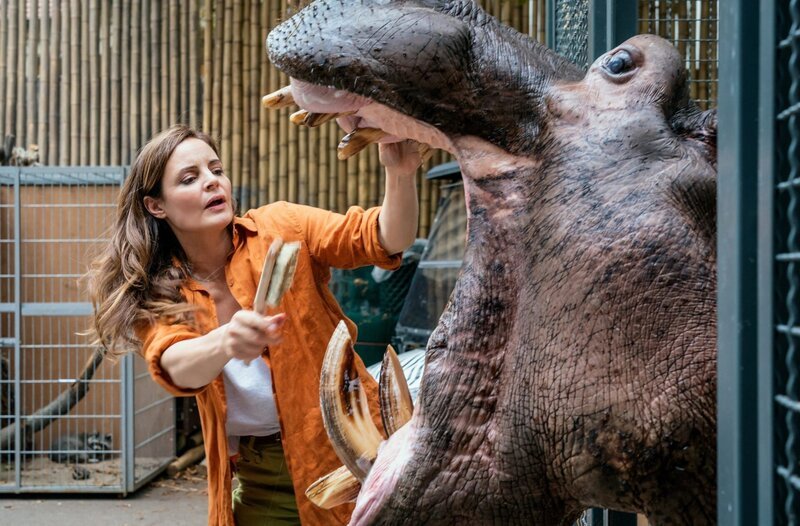 Auch bei Nilpferden wird Mundhygiene ganz groß geschrieben: Tierärztin Dr. Susanne Mertens (Elisabeth Lanz) hat dabei alle Hände voll zu tun. – Bild: ARD/​Steffen Junghans