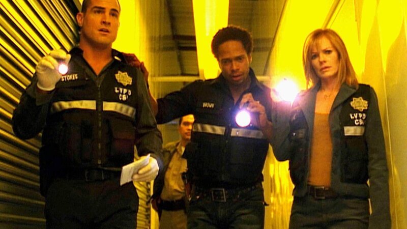 Eine Lagerhalle wird für illegale Geschlechtsumwandlungen genutzt. Nick (George Eads, li.), Warrick (Gary Dourdan) und Catherine (Marg Helgenberger) bietet sich ein Bild des Grauens … – Bild: TVNOW /​ CBS