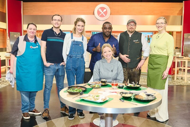 Gruppenfoto mit Kandidaten, von links: Ira Karin Ferentschak, Marcel Pokorny, Nina Drenkelforth, Moderator Nelson Müller, Tobias Zischka, Anna Staack und Jurorin Zora Klipp. – Bild: ZDF und Gunnar Nicolaus