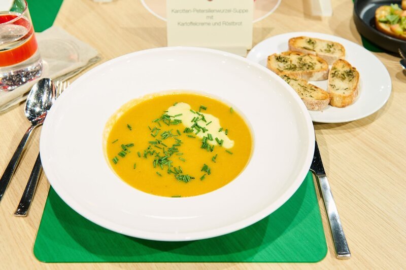 Gericht: Karotten-Petersilienwurzel-Suppe mit Kartoffelcreme und Röstbrot, die Vorspeise von Ira Karin Ferentschak. – Bild: ZDF und Gunnar Nicolaus