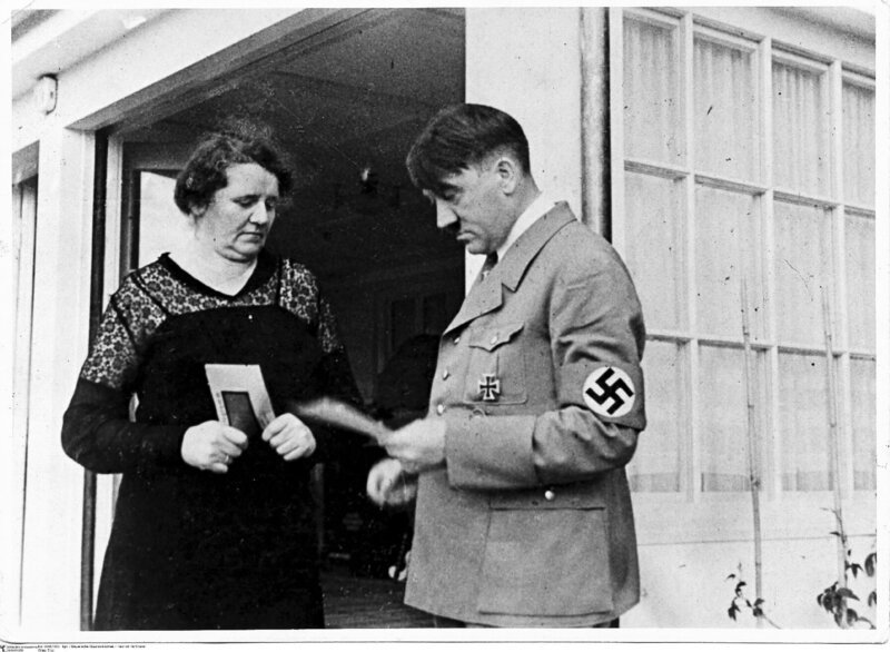 Angela Raubal zusammen mit Ihrem Halbbruder Adolf Hitler. Eine Kennzeichnung unmittelbar am jeweiligen Foto, die auf den Ablauf der Frist zur Nutzung hinweist, muss unbedingt angebracht werden. – Bild: Heinrich Hoffmann/​bayerische staatsbibliothe