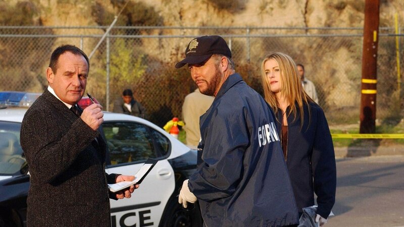 Ein mutmaßlicher Dealer wurde ermordet. Captain Jim Brass (Paul Guilfoyle, li.), Gil Grissom (William Petersen) und Det. Sofia Curtis (Louise Lombard) treffen am Tatort ein und beginnen mit den Ermittlungen, als Greg einen weiteren grausigen Fund macht … – Bild: MG RTL D /​ CBS