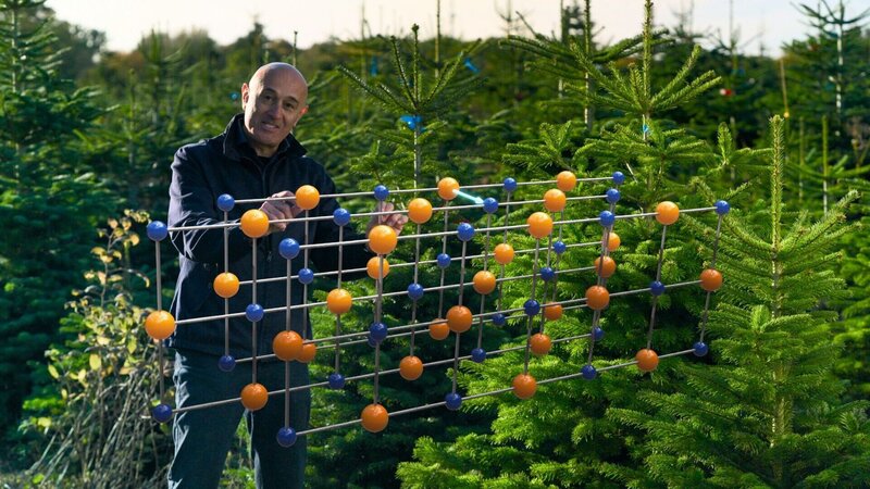 Moderator Jim Al-Khalili erklärt das Universum.    +++ Die Verwendung des sendungsbezogenen Materials ist nur mit dem Hinweis und Verlinkung auf RTL+ gestattet. +++ – Bild: RTL /​ Furnace Ltd. /​ Wunder der Größe