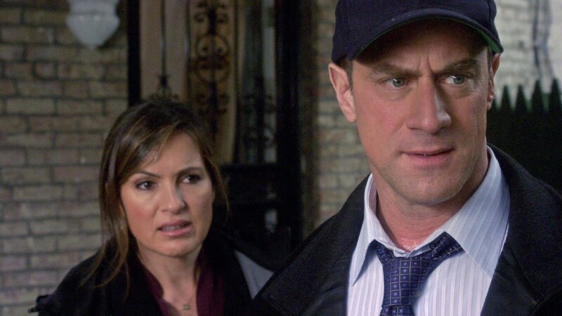 In einer Wohnung finden Dectective Elliot Stabler (Christopher Meloni) und Olivia Benson (Mariska Hargitay) eine Blutspur. Wurde hier eine weitere Frau ermordet? – Bild: TVNOW