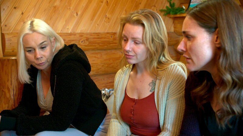Joe wirft Bruno aus dem Ferienhaus, während Peggy und Katy sich versöhnen. In der WG flüchtet Joe vor Peggys Gesprächsversuch in den Jugendtreff, wo Schmidti ihm klarmacht, dass er schuld am Chaos ist. Zuhause will Joe mit Peggy reden … – Bild: RTLZWEI