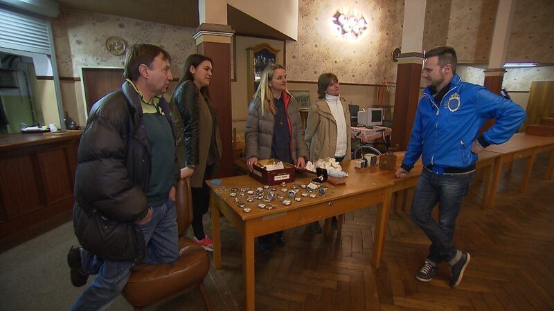 Von links: Jens, Alissa, Bettina, Monika und Trödelexperte Andreas Bierschock auf „Schatzsuche“. – Bild: RTL II