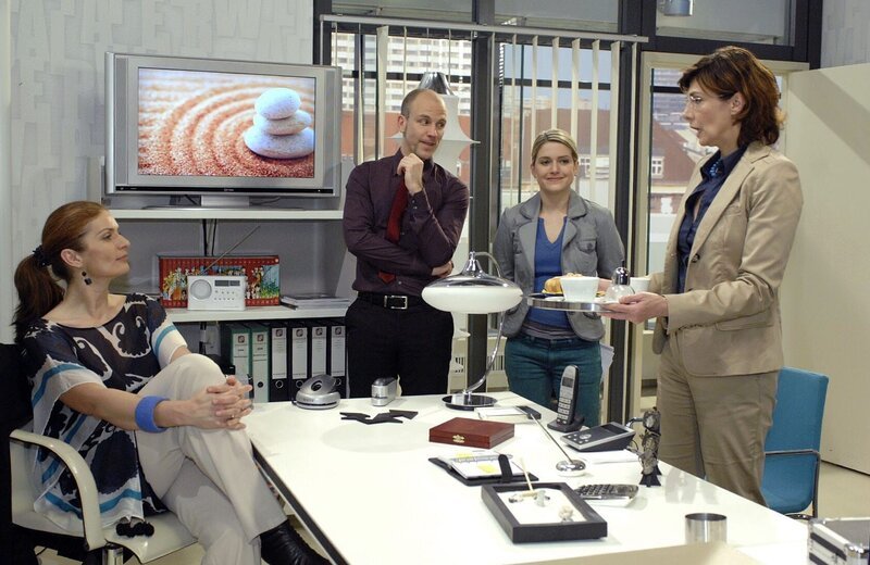 Unter dem Einfluss der Tabletten ist Anna voller Tatendrang … v.l.n.r.: Natascha (Franzika Matthus), Gerrit (Lars Löllmann), Anna (Jeanette Biedermann), Steffi (Karin Kienzer) – Bild: SAT.1 /​ Oliver Ziebe