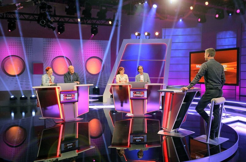 Moderator Florian Weber (rechts) testet im Wissensquiz „Meister des Alltags“ die Praxistauglichkeit seiner prominenten Kandidaten (v. li.): Enie van de Meiklokjes, Bodo Bach, Alice Hoffmann, Christoph Sonntag. – Bild: SWR/​Peter A. Schmidt