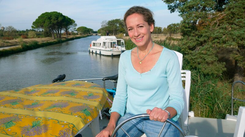 Moderatorin Tamina Kallert ist mit dem Hausboot auf dem Canal du Midi unterwegs. – Bild: BR/​WDR/​Per Schnell