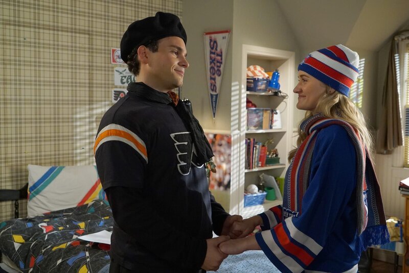 Barry Goldberg (Troy Gentile, l.); Lainey Lewis (AJ Michalka, r.) – Bild: Sony Pictures Television Inc.