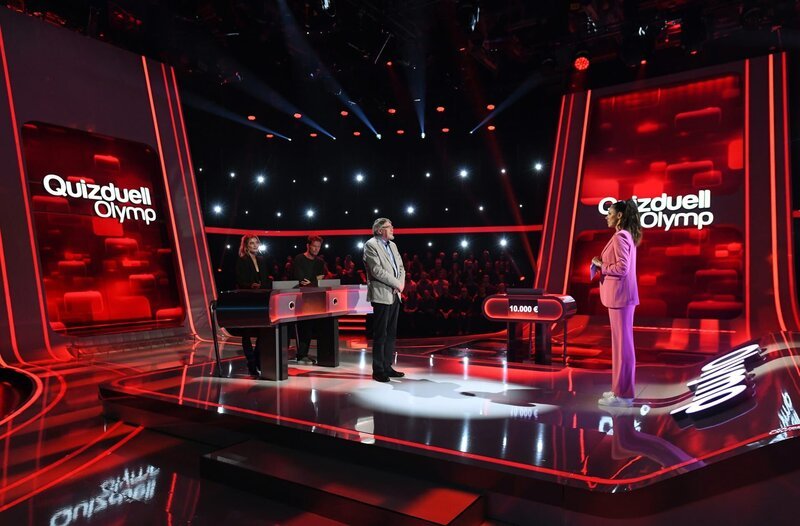 Quizmasterin Esther Sedlaczek (r.) mit den Kandidat:Innen des Teams „Schweiger“: Der Schauspielerin Luna Schweiger (l.) und ihrem Vater, dem Schauspieler Til Schweiger (2.v.l.), sowie dem Quizprofi Eckard Freise (M.). – Bild: ARD/​Uwe Ernst
