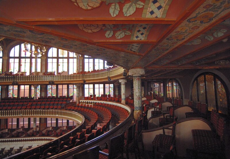 Palast der katalanischen Musik Barcelona/​Palau de la Música Catalana, Barcelona: Der große Konzertsaal ist das Herzstück des Konzerthauses. Wandmalereien, Glas- und Keramikelemente machen den Saal zu einem opulenten ästhetischen Erlebnis. Die Akustik des Saales wurde ursprünglich für Chormusik angelegt. Der Musikpalast wurde von 1905 bis 1908 erbaut. – Bild: ZDF und SWR/​Alfons Früh
