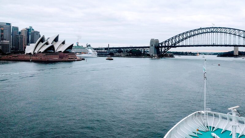 Einlaufen in Sydney. Die Grand Lady hält Kurs Richtung Sydney. – Bild: Bewegte Zeiten Filmproduktion GmbH/​BR/​Miriam Kertsch