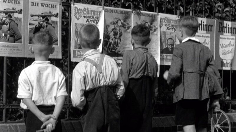 Kinder betrachten das NS-Propagandablatt „Der Stürmer“. – Bild: ZDF und Spiegel TV