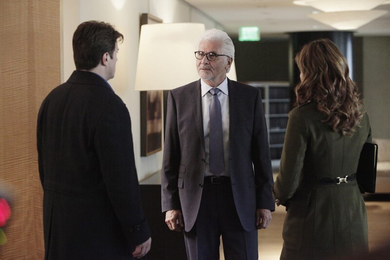 Castle (Nathan Fillion, l.) versteht die Welt nicht mehr – sein eigener Vater stellt sich ihm als Anderson Cross (James Brolin, M.), der in illegale Geschäfte verwickelt zu sein scheint, vor. Kate Beckett (Stana Katic, r.) ahnt nicht, dass die beiden sich bereits kennen … – Bild: 2013 American Broadcasting Companies, Inc. All rights reserved. Lizenzbild frei