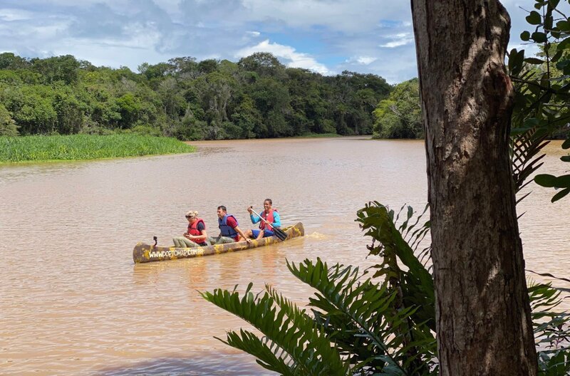 Salvador da Bahia in Brasilien. Die Passagiere Christina und Christian Schorer machen mit ihrem Guide eine Kanutour am Fluss Pojuca. – Bild: BR/​Bewegte Zeiten Filmproduktion GmbH/​Cornelia Schulze