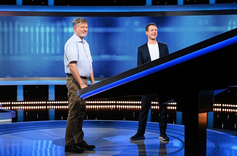 Moderator Alexander Bommes (r.) mit dem Kandidaten Michael Stremme (l.). – Bild: ARD/​Uwe Ernst