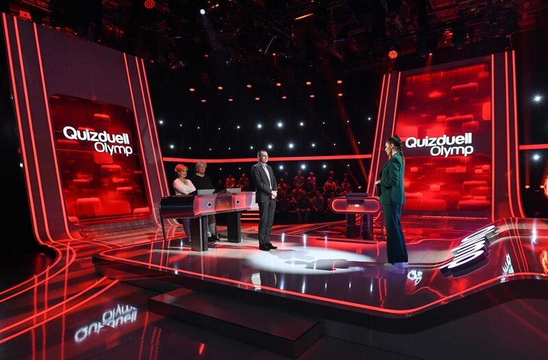 Moderatorin Esther Sedlaczek (r.) mit den Kandidaten des Teams „Prochnow“: Schauspielerin Verena Wengler Prochnow (l.) und Schauspieler Jürgen Prochnow (2.v.l.), sowie dem Quiz-Profi Thorsten Zirkel (M.). – Bild: ARD/​Uwe Ernst