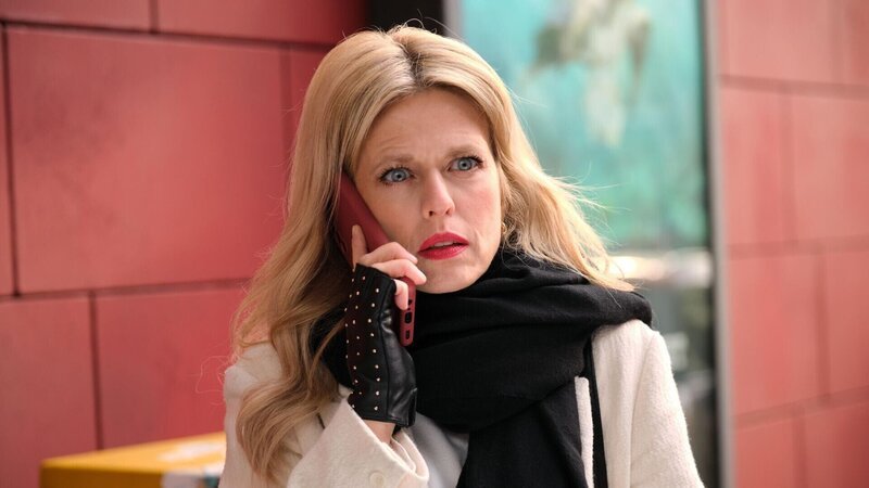 Patrizia (Miriam Lahnstein) ist besorgt, als sie erfährt, was mit Stella passiert ist. – Bild: RTL /​ Stefan Behrens