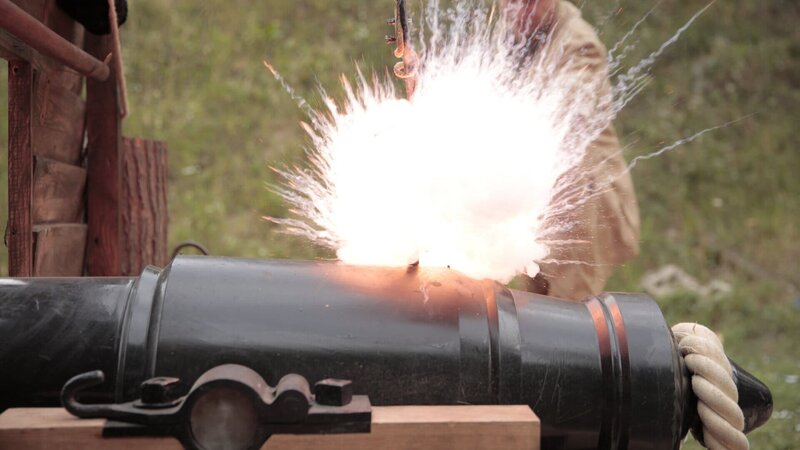 Schiffskanonen wurden von drei oder mehr Soldaten bedient. – Bild: ZDF