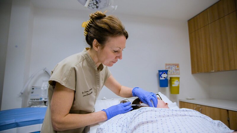 Wide Shot of Dr Emma injecting anaesthetic into Kelly A’s cheek – Bild: Warner Bros. Discovery, Inc. or its subsidiaries and affiliates
