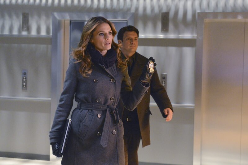 Ermitteln in einem neuen Fall: Castle (Nathan Fillion, r.) und Beckett (Stana Katic, l.) … – Bild: 2013 American Broadcasting Companies, Inc. All rights reserved. Lizenzbild frei