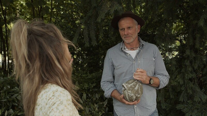 Sarah im Gespräch mit Vogelschützer Joachim – in die Meisenkugel soll bald eine Vogelfamilie einziehen. Die Verwendung des sendungsbezogenen Materials ist nur mit dem Hinweis und Verlinkung auf RTL+ gestattet.; Sarah im Gespräch mit Vogelschützer Joachim – in die Meisenkugel soll bald eine Vogelfamilie einziehen. Die Verwendung des sendungsbezogenen Materials ist nur mit dem Hinweis und Verlinkung auf RTL+ gestattet. – Bild: RTL /​ smac media