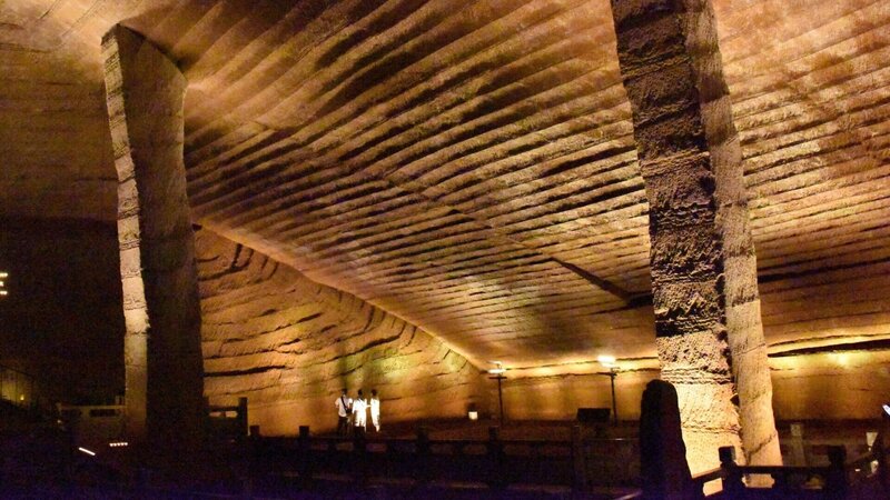 Die fast wie ein Flügelprofil gearbeiteten Pfeiler sollen eine extrem hohe statische Belastung aushalten können. Woher kam dieses Wissen? – Bild: ZDF