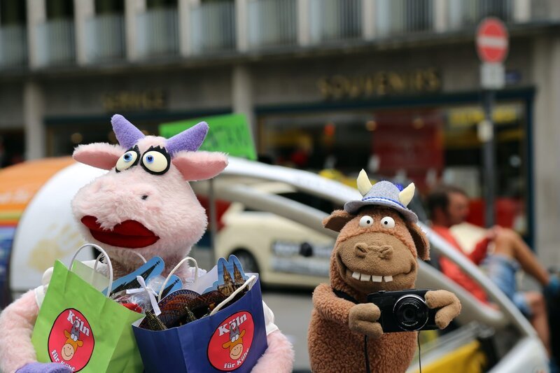 Zwei Touristen in Köln. – Bild: NDR/​bigSmile