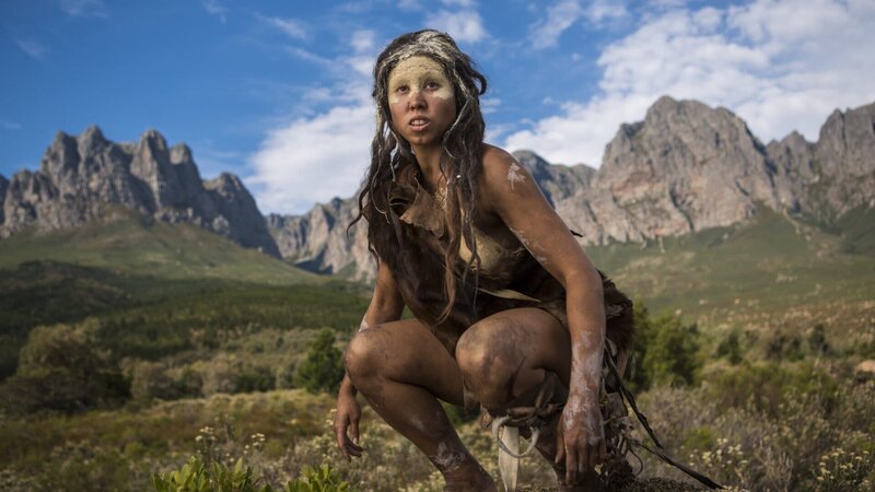 Homo erectus war ein ausgezeichneter Läufer. Einzelne Gruppen dieser Menschenart verließen Afrika und wanderten nach Europa und Asien aus. Im Laufe mehrerer Generationen überquerten sie Gebirge und zogen durch Wüsten, Wälder und Sümpfe. Schließlich erreichte die Art China und sogar entlegene Orte in Indonesien. – Bild: ZDF und Charlie Sperring