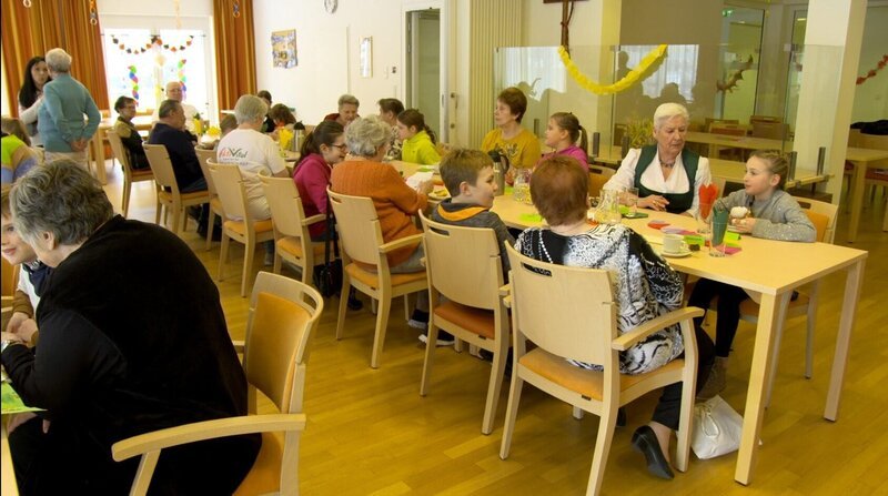 In Reichenau an der Rax hält der Austausch zwischen Jung und Alt die Menschen fit. – Bild: ORF/Langbein & Partner In Reichenau an der Rax hält der Austausch zwischen Jung und Alt die Menschen fit. – Bild: ORF/Langbein & Partner
