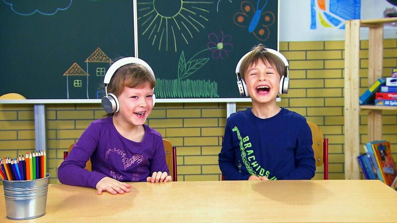 Kinder testen Musik aus vergangenen Jahrzehnten: „Roy Black & Anita – Schön ist es auf der Welt zu sein“ – Bild: MG RTL D
