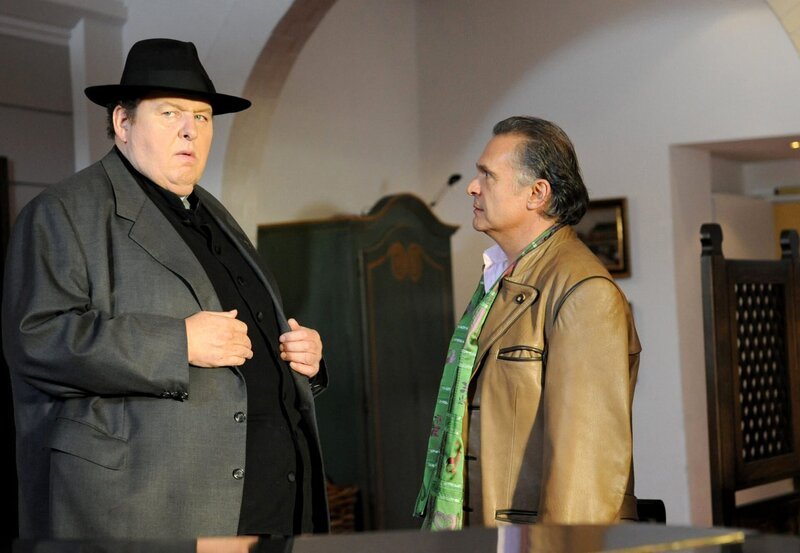 Pfarrer Braun (Ottfried Fischer, li.) trifft seinen alten Schulfreund Hans Eckinger (Jockel Tschiersch) wieder. – Bild: „ARD Degeto/​ARD Degeto/​Caro von