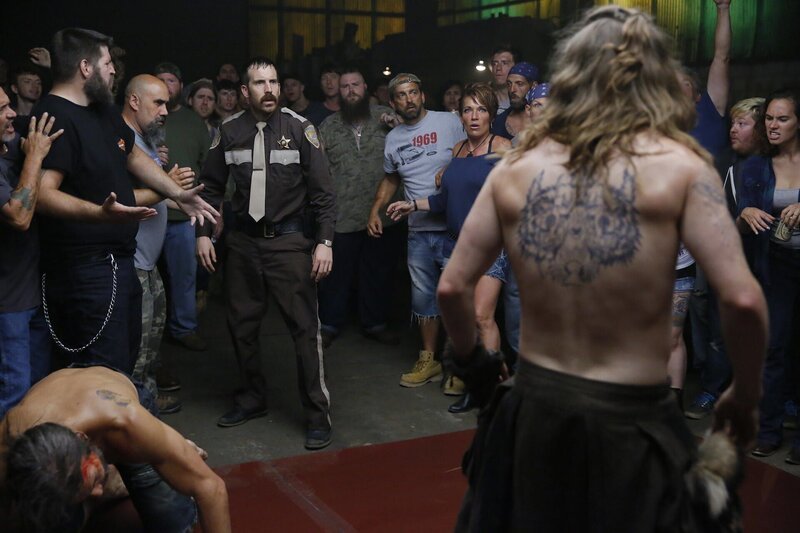 Kyle Gallner as Hasil, Thomas M. Wright as Sheriff Wade Houghton. – Bild: 2017 Sony Pictures Television Inc. All Rights Reserved.