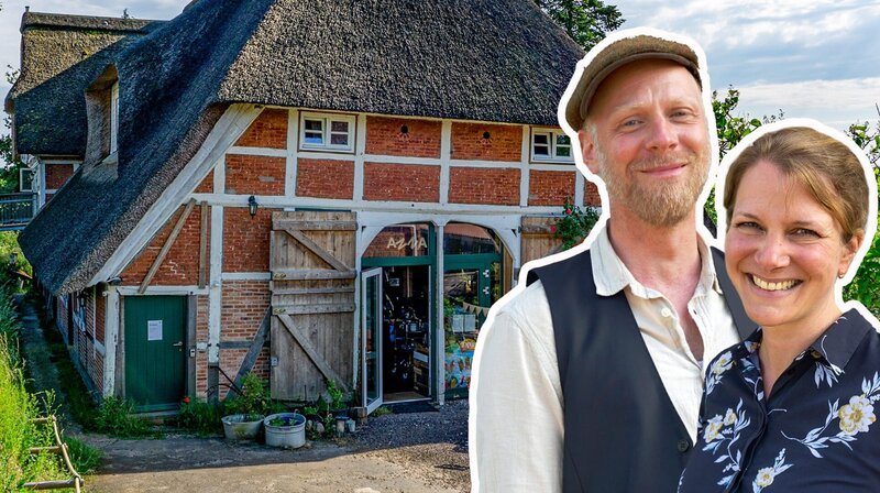 Tatiana und Stefan Timmann haben ein komplett marodes, 300 Jahre altes Bauernhaus gekauft und saniert. Damit haben sie das denkmalgeschützte Reetdachhaus „Anna Elbe“ in Altengamme bei Hamburg gerettet. – Bild: NDR