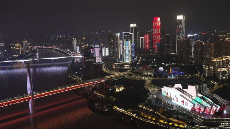 Martin sagt: „Welche Stadt hat schon so eine Skyline?“, während er in Chongqing mehrere deutsche Restaurants betreibt. – Bild: ZDF und Miriam Steimer