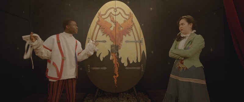 Will (Nana Agyeman-Bediako) möchte Josie (Yuki Sutton) und das Publikum mit einer besonderen Vorstellung beeindrucken – der gefährliche Phönix-Trick scheint da gerade gut genug zu sein. – Bild: ZDF