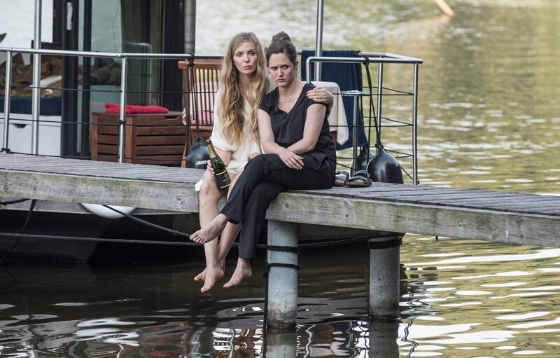 Emily (r.) lässt sich von Pheline (l.) trösten, als sie von Christian bitter enttäuscht wird. Währenddessen plant der, ihr einen Antrag zu machen. Blöd nur, dass sich der sündhaft teure Ring plötzlich in Muriel befindet … – Bild: maxdome /​ ProSieben /​ André Kowalski