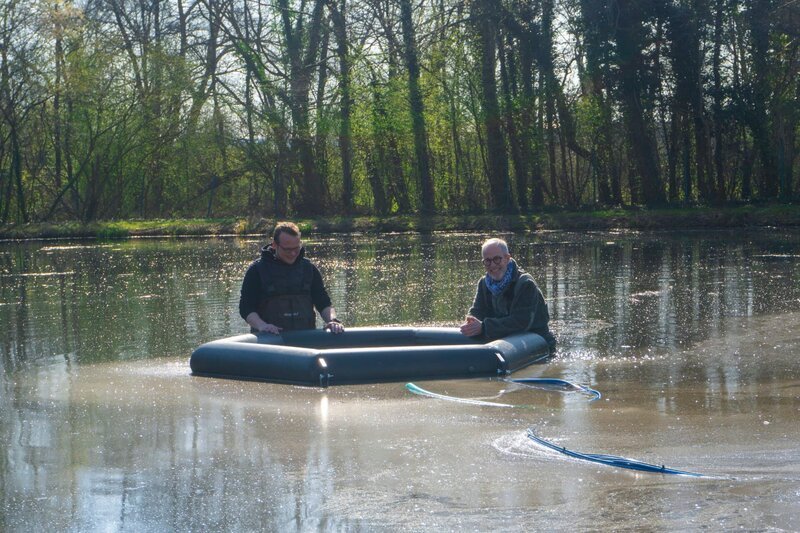 Marcel Kellner (links) und Roland Amann von „MicroBubbles“ mit dem schwimmfähigen Prototypen. – Bild: ServusTV /​ Bilderfest