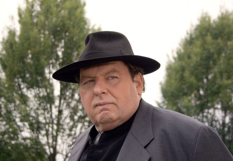 Pfarrer Braun (Ottfried Fischer). – Bild: ARD Degeto/​Manju Sawhney