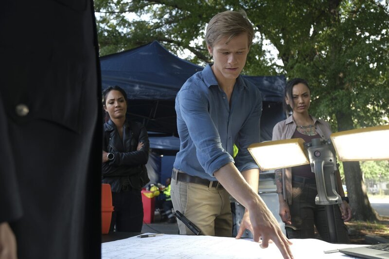 „Windmill + Acetone + Celluloid + Firing Pin“ -- As MacGyver works quickly to rescue survivors from a collapsed building in Germany, he discovers a new safety threat -- a 1,000-pound undetonated bomb from World War II hidden beneath the rubble, on MACGYVER, Friday, Feb. 28 (8:00–9:00 PM, ET/​PT) on the CBS Television Network. Pictured: Lucas Till as Angus „Mac“ MacGyver, Tristin Mays as Riley Davis. – Bild: CBS