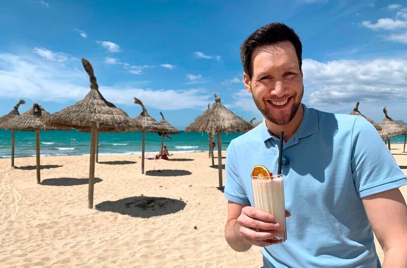 Sven Kroll an der Playa de Palma auf Mallorca – Bild: HR/​SWR/​Bavaria Entertainment GmbH