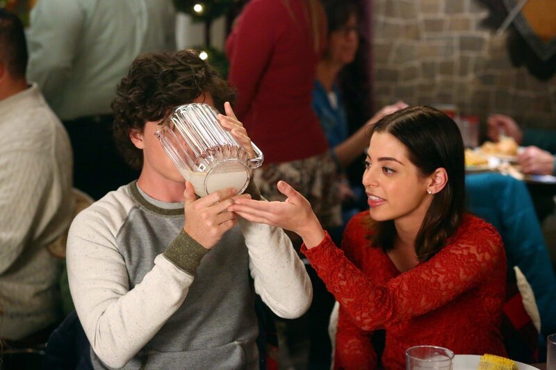 Axl (Charlie McDermott, l.); Devin (Gia Mantegna, r.) – Bild: HBOH